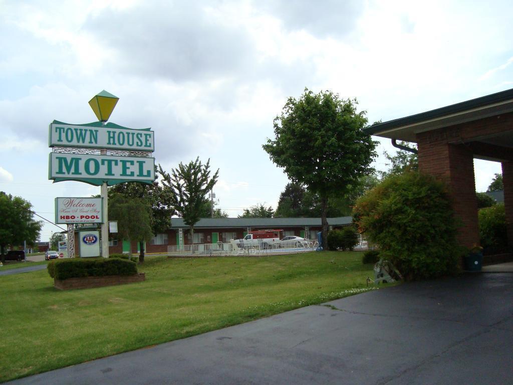 Town House Motel Tupelo Exterior photo